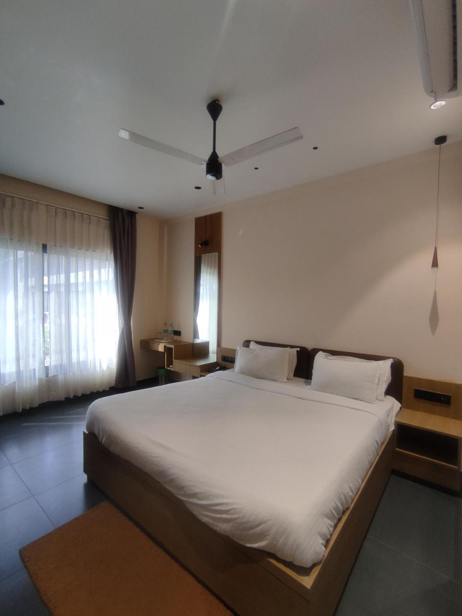 Vits Roccia Hill Resort And Adventure Park, Navapur Songadh Buitenkant foto
