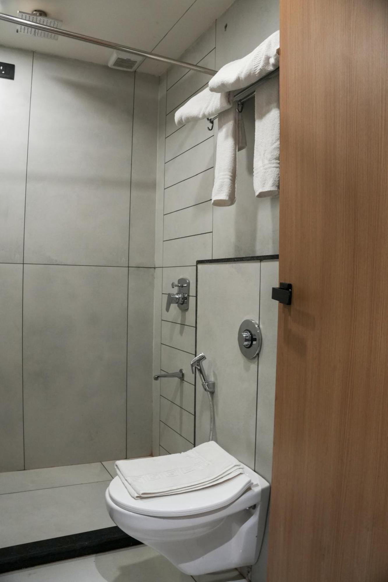 Vits Roccia Hill Resort And Adventure Park, Navapur Songadh Buitenkant foto