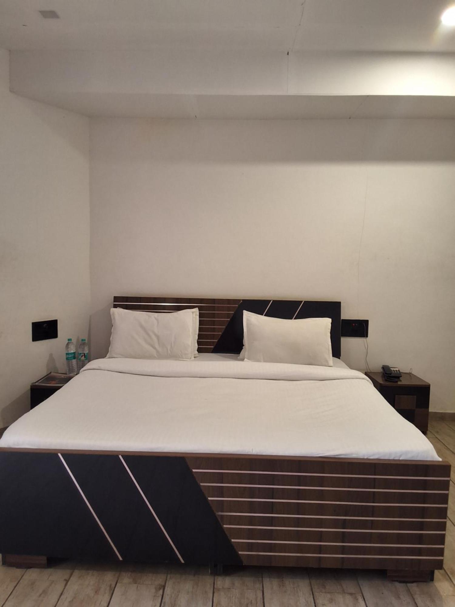 Vits Roccia Hill Resort And Adventure Park, Navapur Songadh Buitenkant foto