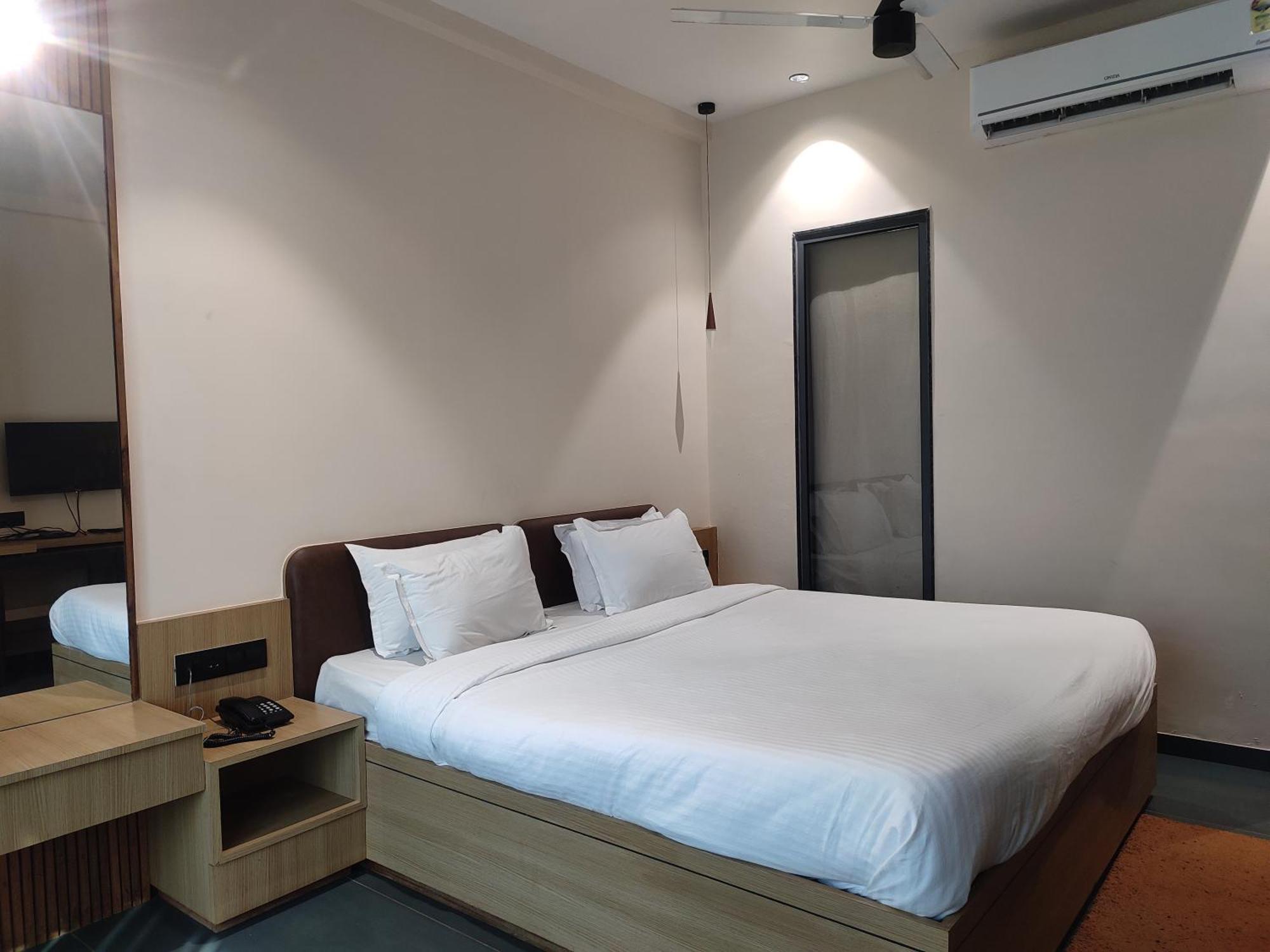 Vits Roccia Hill Resort And Adventure Park, Navapur Songadh Buitenkant foto
